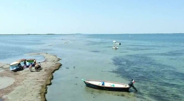 Bateau semi-rigide de 12 places X-boat de Sète Croisières